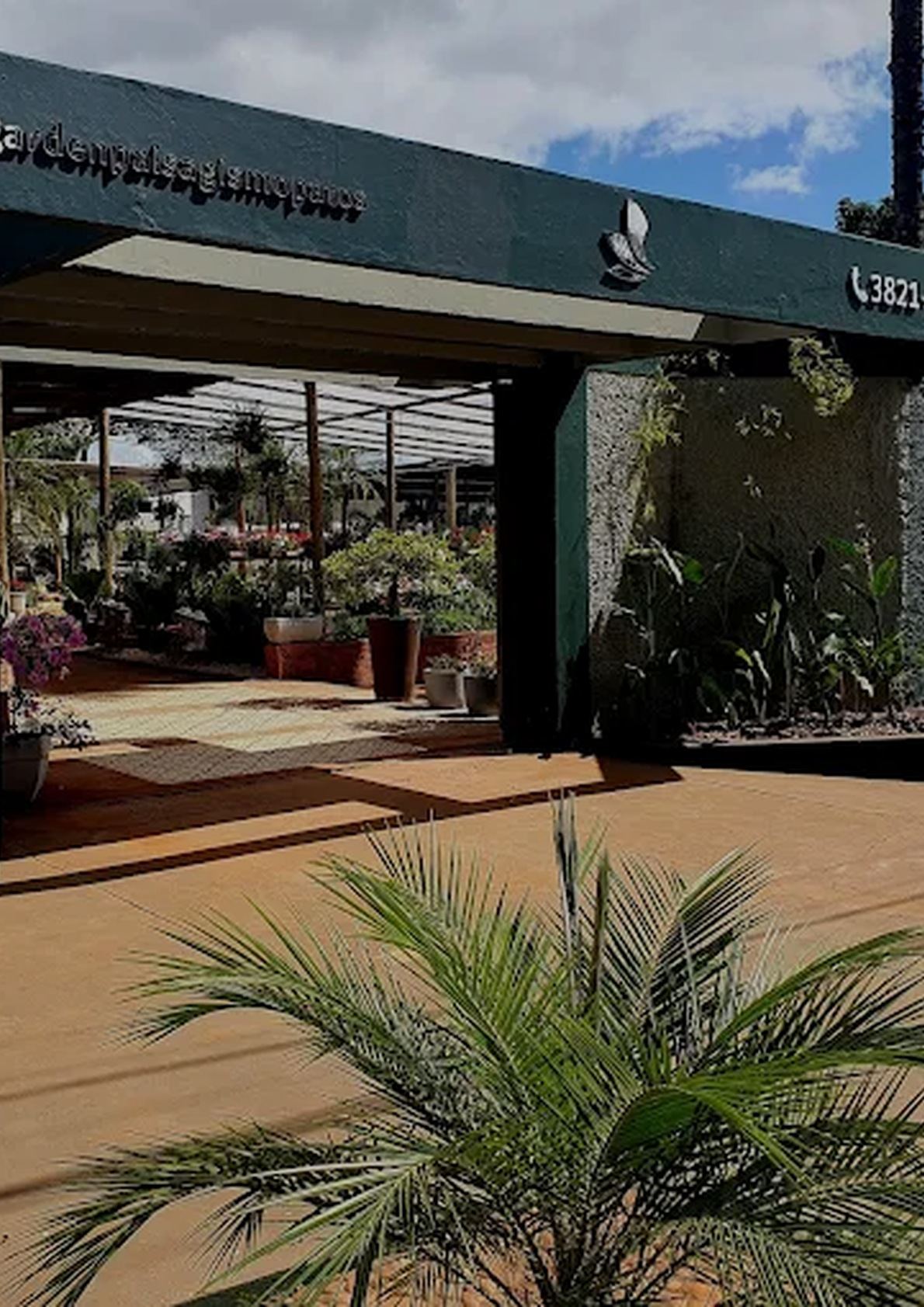Fachada da loja Garden Paisagismo, com plantas na calçada